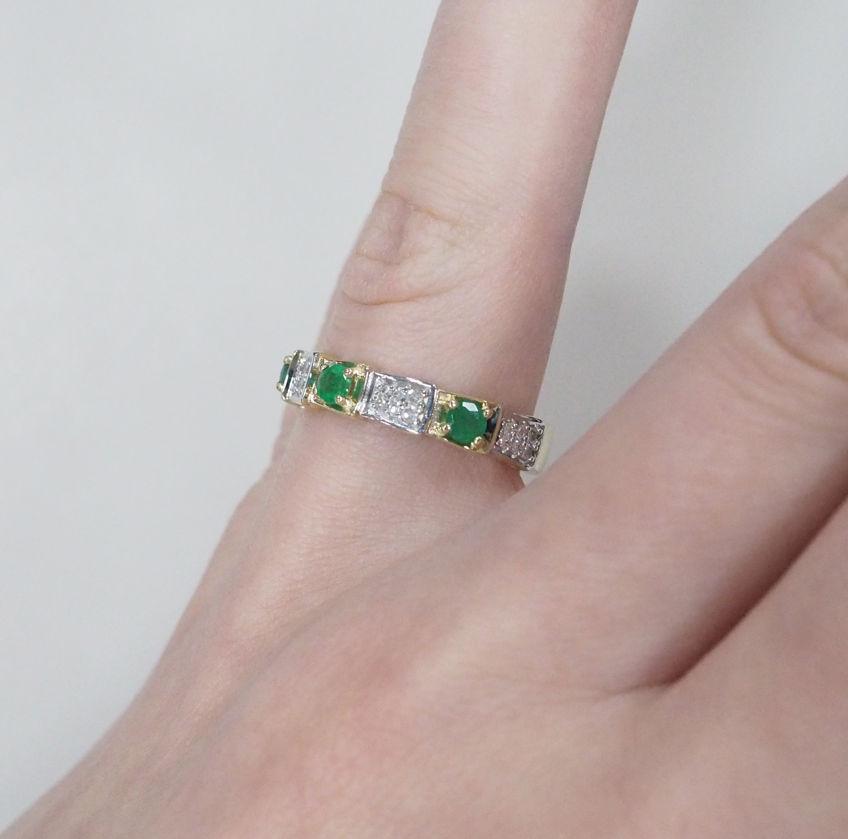 Кольцо из желтого золота с изумрудами